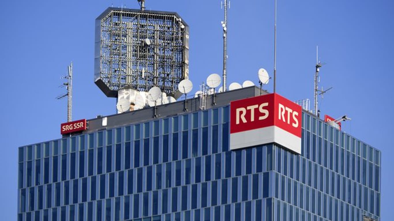 Der Fernsehturm auf dem Gebäude des Schweizer Rundfunksenders Radio Télévision Suisse (RTS) in Genf.