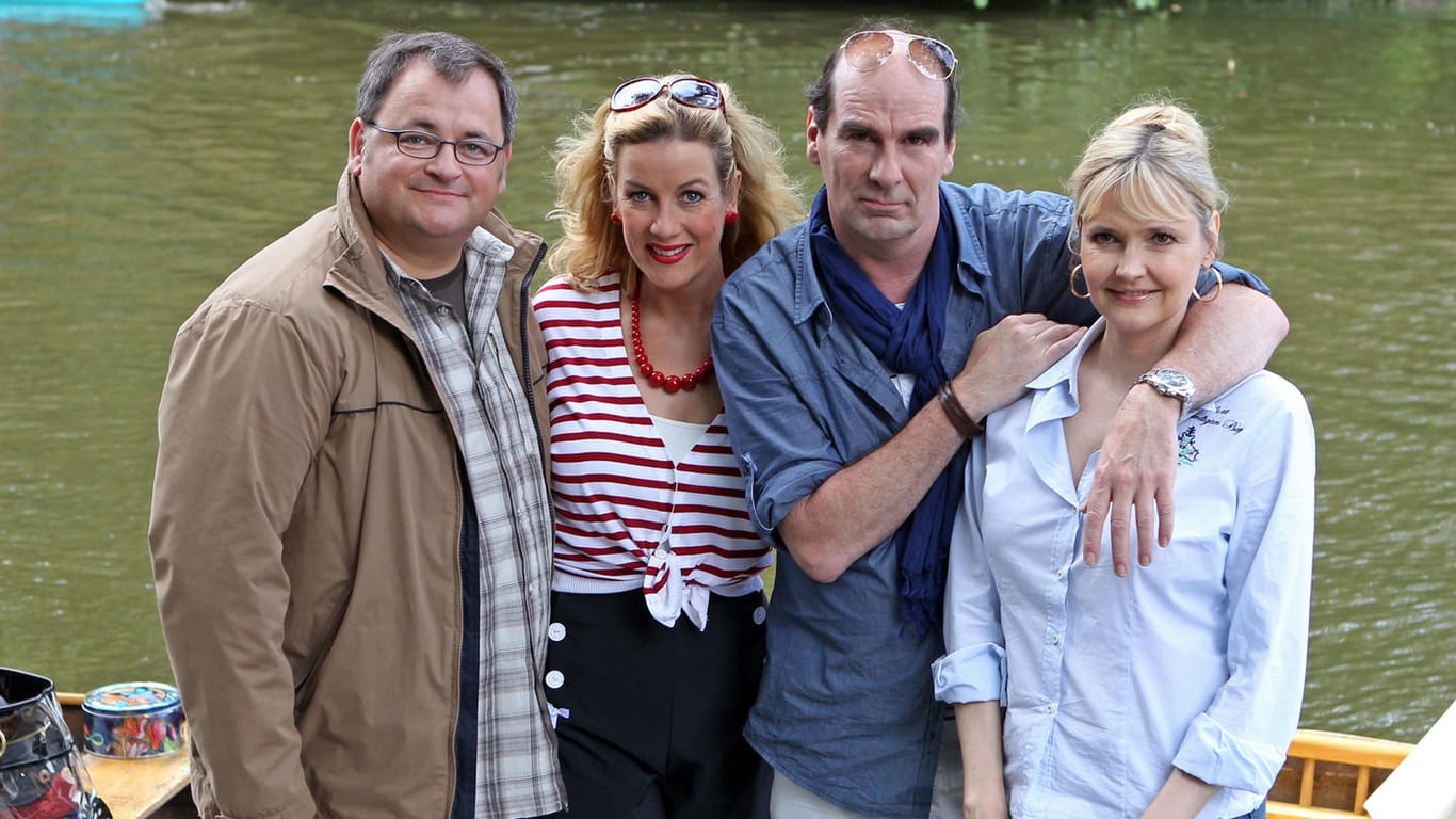 Katharina Schubert (r.) mit Michael Trischan, Alexa Maria Surholt und Schlagersänger Guildo Horn während eines Drehs zu "In aller Freundschaft" im Jahr 2010.