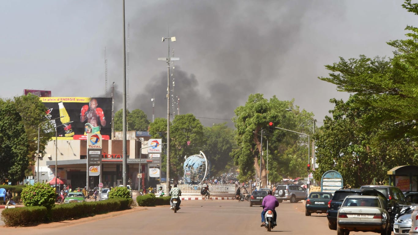 Rauch steigt aus dem Zentrum Ouagadougous auf: Offenbar Anschlag in Burkina Faso.