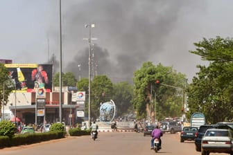 Rauch steigt aus dem Zentrum Ouagadougous auf: Offenbar Anschlag in Burkina Faso.