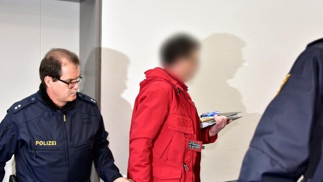 Ein 53-jähriger Angeklagter (M) wird zu seinem Platz im Ingolstädter Landgericht geführt. Ein 53-jähriger Angeklagter (M) wird zu seinem Platz im Ingolstädter Landgericht geführt.