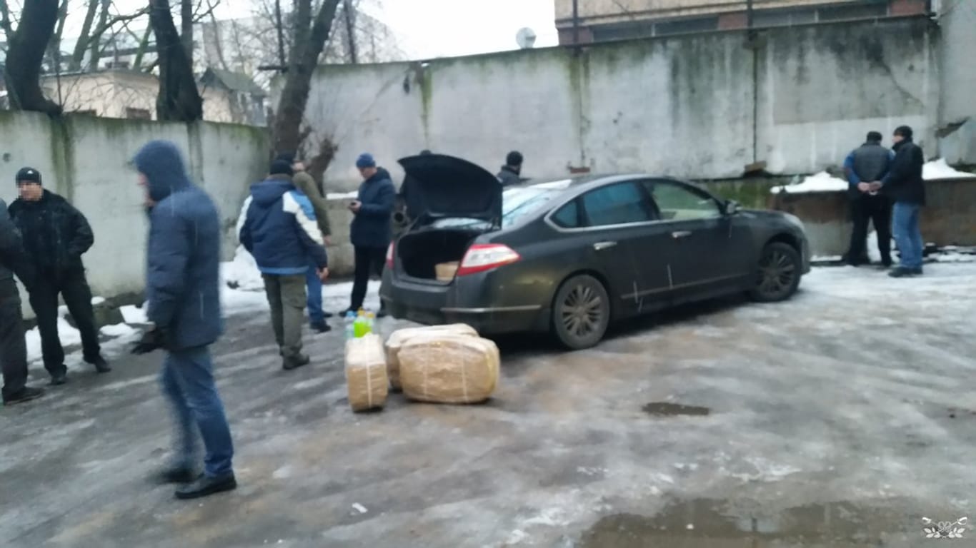 Zugriff in Moskau: Als sie die Waren vom Flughafen abholen wollen, stellen Ermittler mehrere Männer.