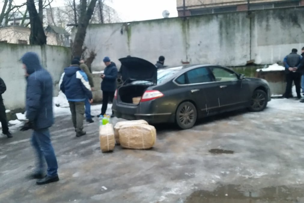 Zugriff in Moskau: Als sie die Waren vom Flughafen abholen wollen, stellen Ermittler mehrere Männer.