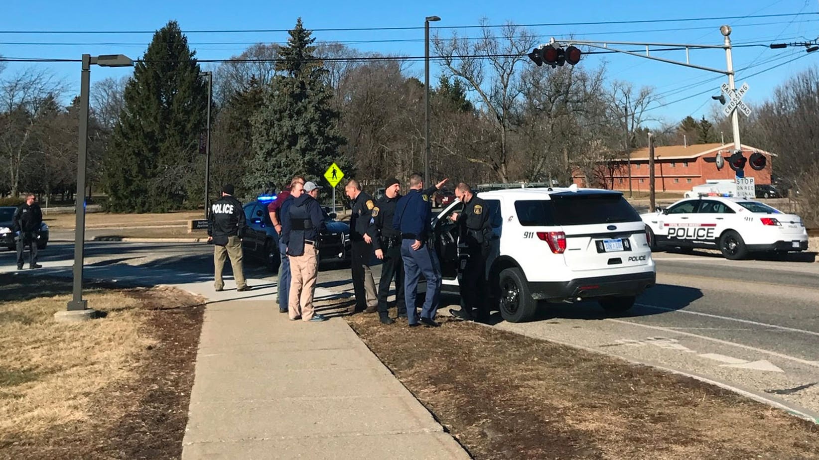 Beamte auf dem Campus der Central Michigan University: Nach Schüssen auf dem Campus wird nach einem Verdächtigen gesucht. Beamte auf dem Campus der Central Michigan University: Nach Schüssen auf dem Campus wird nach einem Verdächtigen gesucht.
