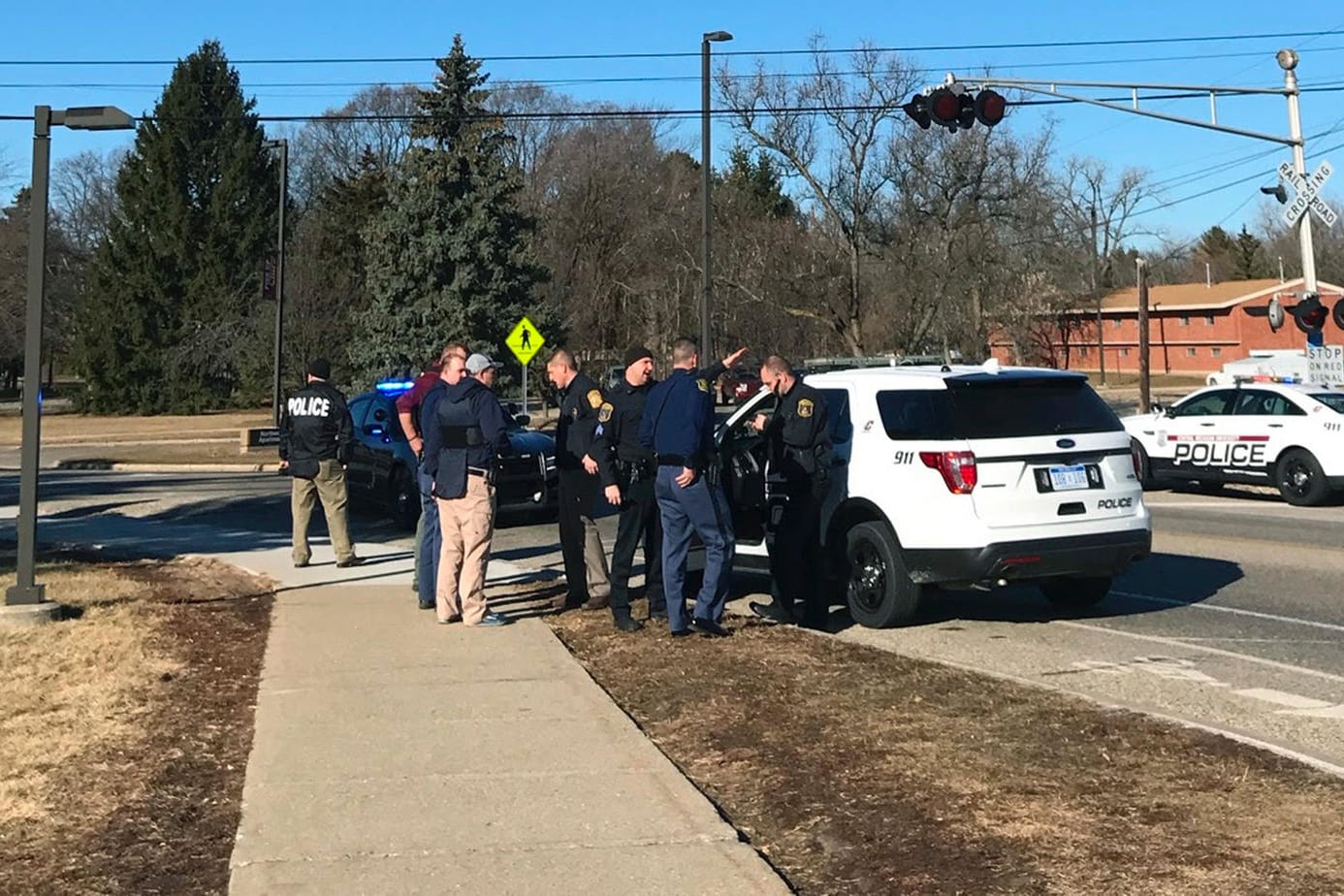 Beamte auf dem Campus der Central Michigan University: Nach Schüssen auf dem Campus wird nach einem Verdächtigen gesucht.