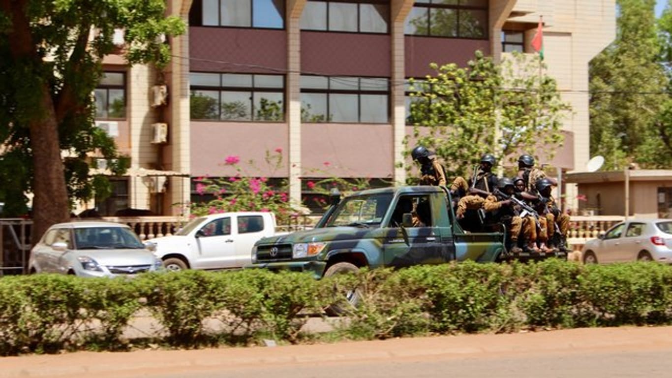 Soldaten in der Nähe der französischen Botschaft in Ouagadougou, der Hauptstadt Burkina Fasos.