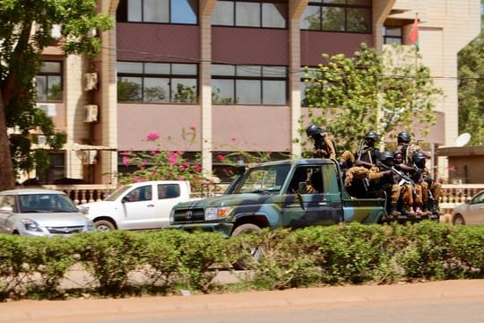 Soldaten in der Nähe der französischen Botschaft in Ouagadougou, der Hauptstadt Burkina Fasos.