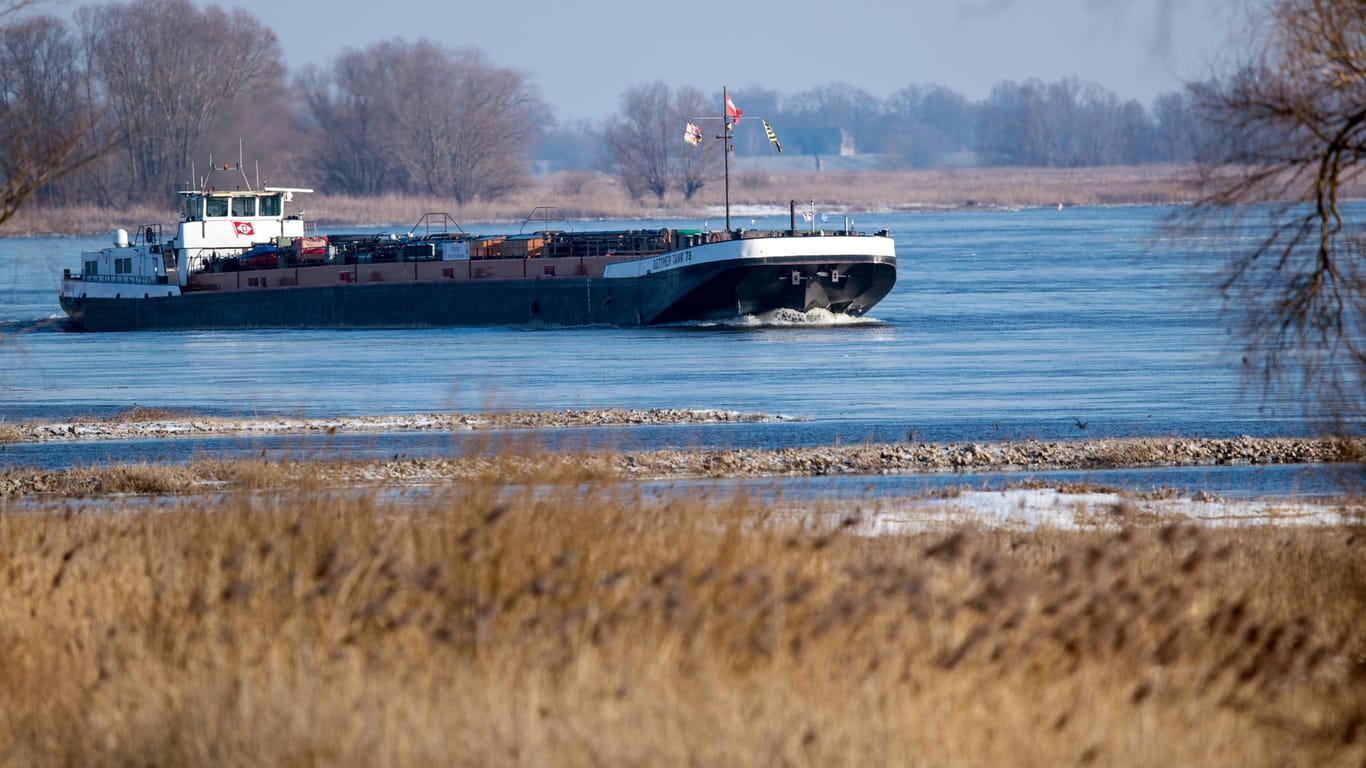 Frachtschiff auf der Elbe: Treibendes Eis in den Kanälen kann für Frachtschiffe gefährlich sein.
