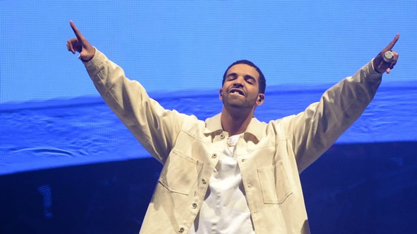 Der kanadische Rapper Drake besetzt die Spitze der deutschen Single-Charts.