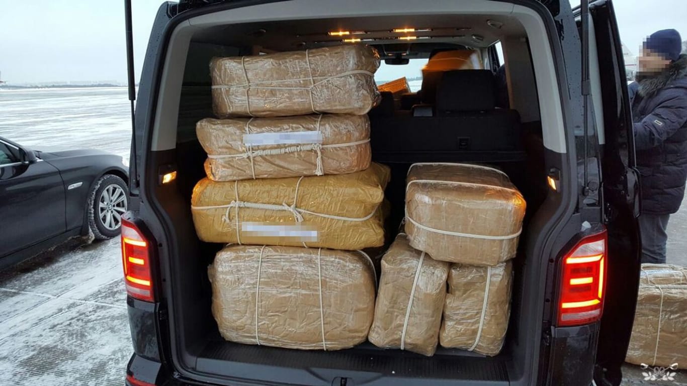 Eine Wagenladung Kokain: Der Inhalt der Koffer ist hier beim Zugriff in Moskau schon gegen Mehl ausgetauscht worden.