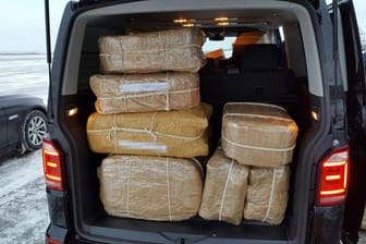 Eine Wagenladung Kokain: Der Inhalt der Koffer ist hier beim Zugriff in Moskau schon gegen Mehl ausgetauscht worden.