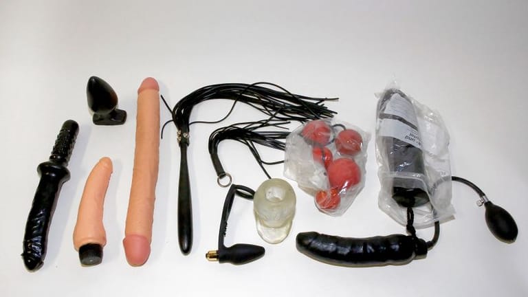 Das Sexspielzeug wurde in Berlin Mitte aus einem Keller geklaut. Nun sucht die Polizei den Besitzer.