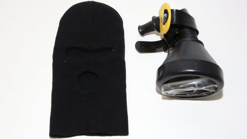 Wurde ebenfalls gefunden: Skimaske und Taschenlampe. Vielleicht trugen es aber auch die Einbrecher bei ihrer Tat.