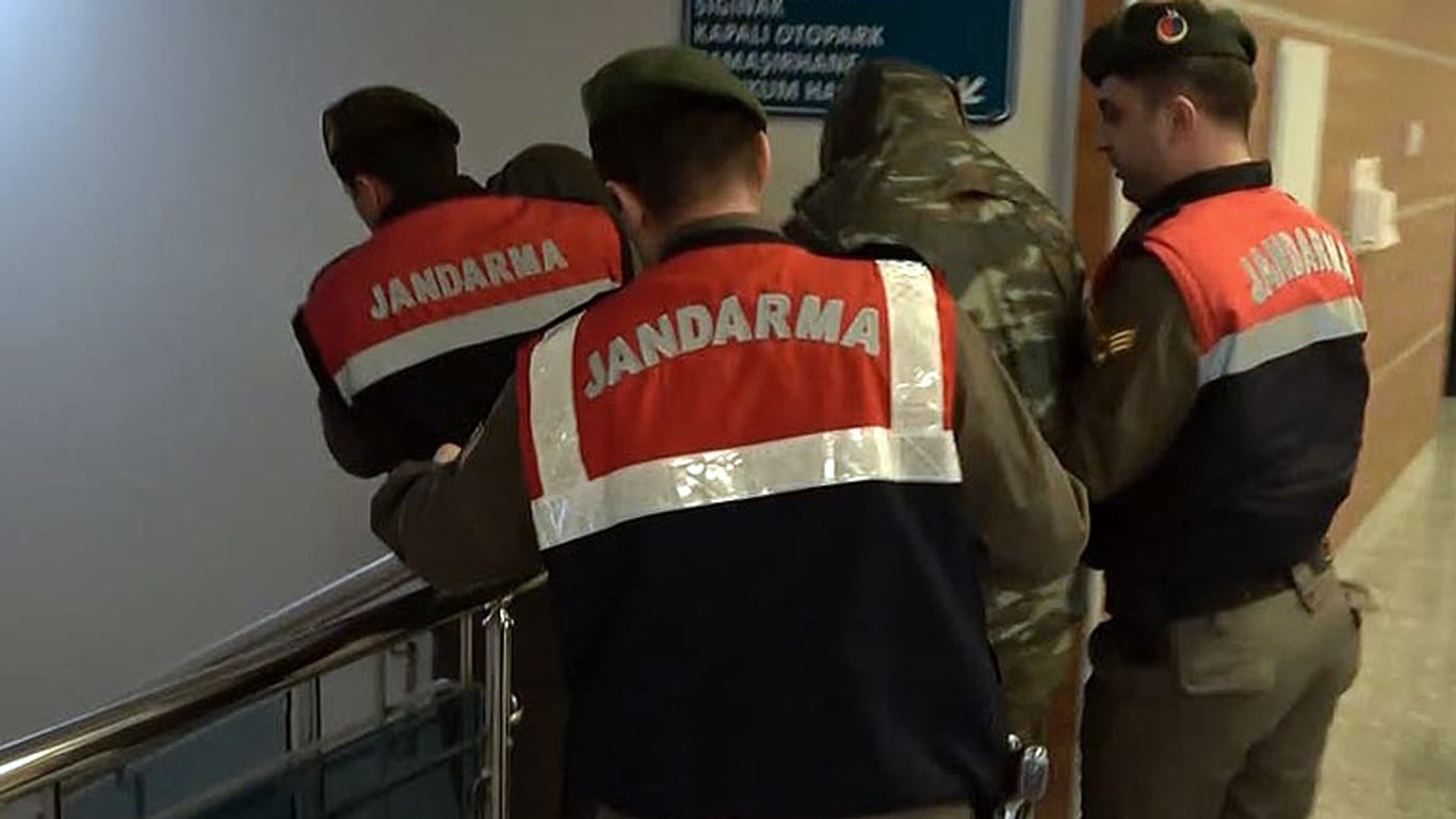 Türkische Polizisten nehmen zwei griechische Soldaten fest: wegen des Verdachts auf Spionage bleiben sie jetzt inhaftiert.