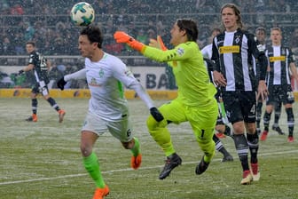 Bremens Delaney (li.) gegen Gladbach-Keeper Sommer.