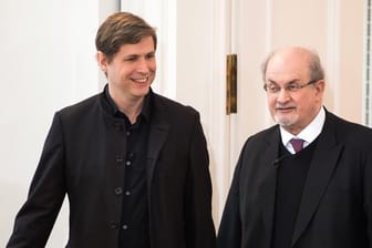 Daniel Kehlmann (l) und Salman Rushdie bei einer Diskussionsveranstaltung in New York.