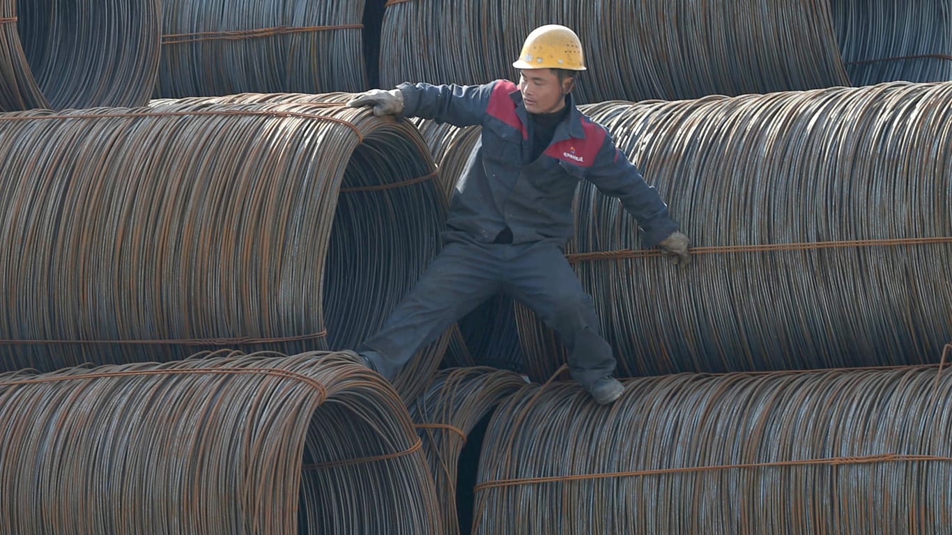 Ein Arbeiter im chinesischen Shenyang: China und auch US-Verbündete sind besorgt – sie fürchten angesichts der angekündigten Strafzölle erhebliche Erschütterungen des Welthandels.