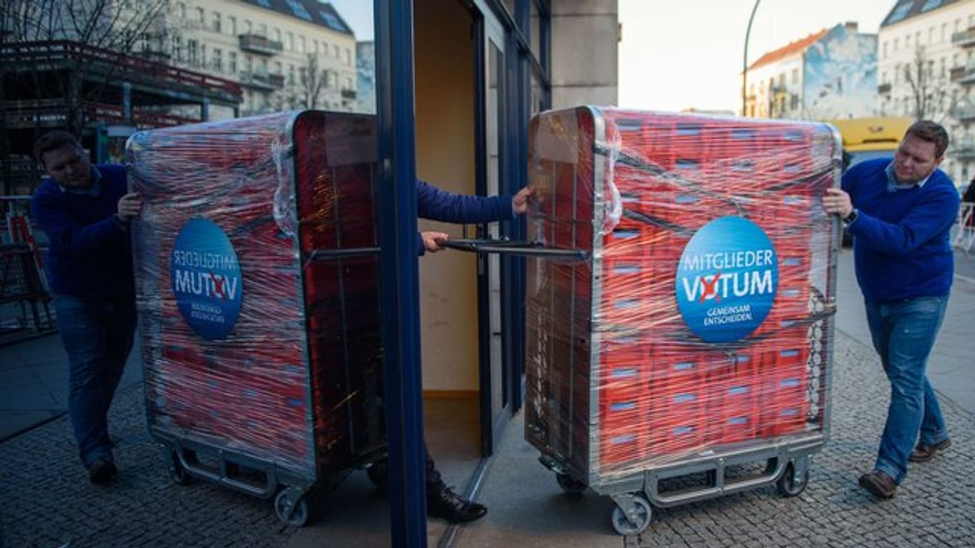 Am Samstagnachmittag traf der Lastwagen mit den Abstimmungsbriefen am Willy-Brandt-Haus in Berlin ein.