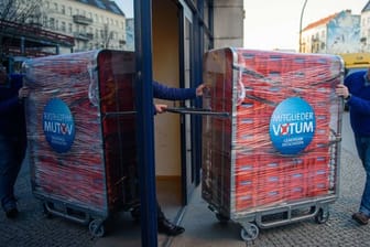 Am Samstagnachmittag traf der Lastwagen mit den Abstimmungsbriefen am Willy-Brandt-Haus in Berlin ein.