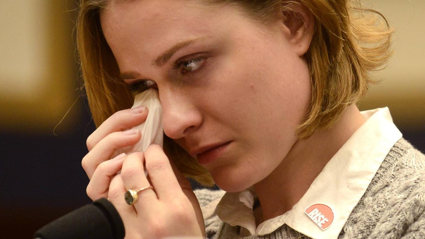 Evan Rachel Wood kommen die Tränen, während sie von den schrecklichen Taten berichtet.