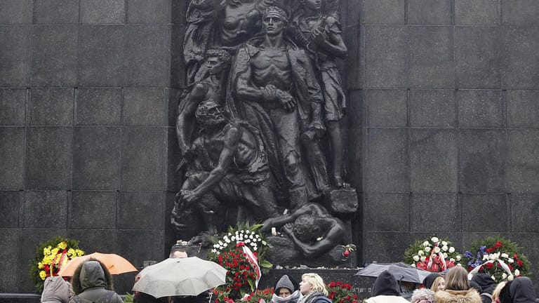 Denkmal des Warschauer Aufstandes: Einen Tag, nachdem das umstrittene Holocaust-Gesetz in Polen in Kraft getreten ist, wurde die erste Klage eingereicht.