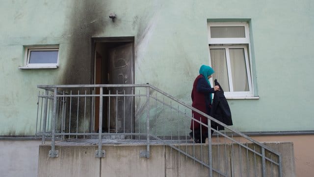 Frau vor der Fatih Camii Moschee in Dresden.