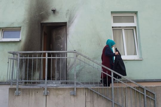 Frau vor der Fatih Camii Moschee in Dresden.