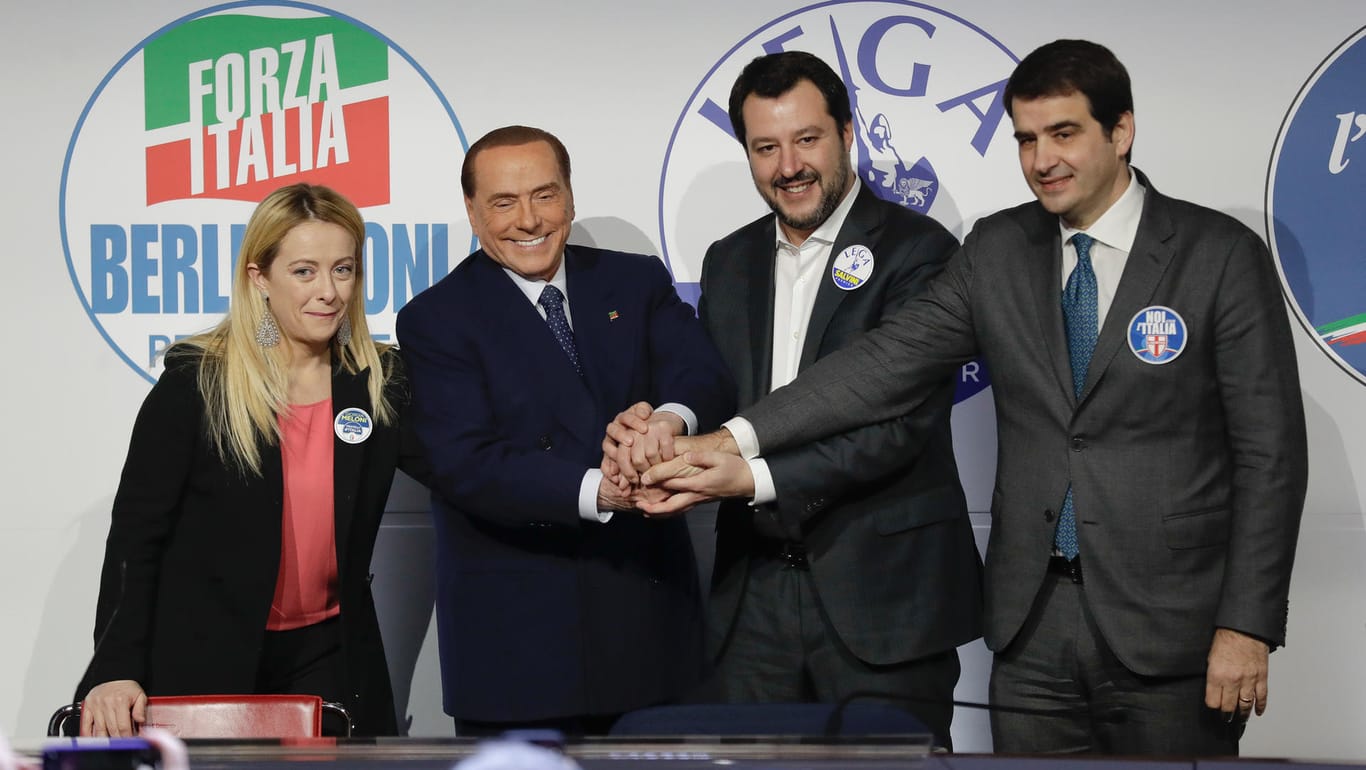 Silvio Berlusconi mit den Parteichefs seines rechten Wahlbündnisses: Giorgia Meloni (Fratelli d'italia), Matteo Salvini (Lega Nord) und Raffaele Fitto (Noi con l'Italia).