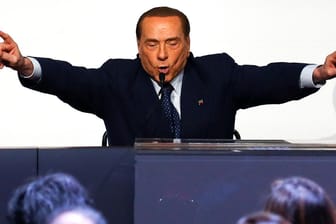 Silvio Berlusconi bei einer Wahlkampfveranstaltung: Der Ex-Ministerpräsident sieht im Euro die Hauptursache für den Niedergang Italiens.