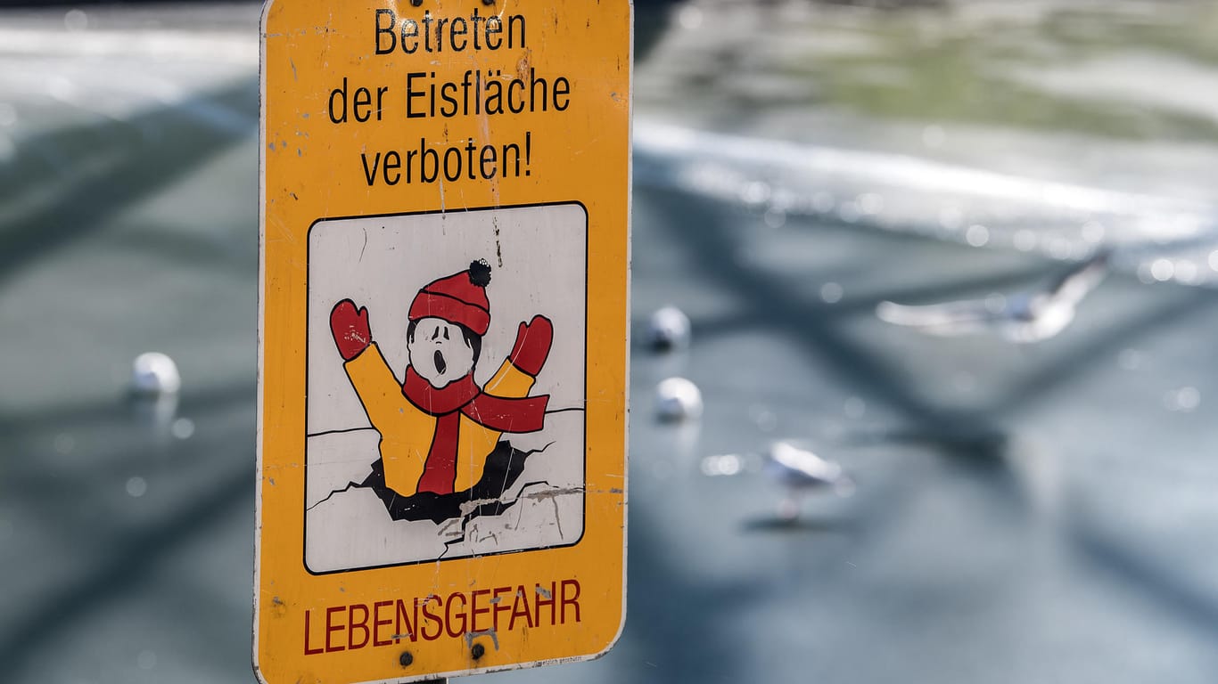Ein Schild warnt vor der Gefahr: In Eschwege ist ein Zehnjähriger im Eis eingebrochen.