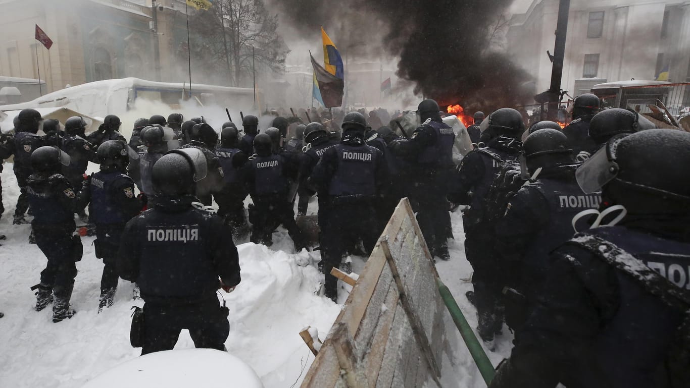 Polizisten lösen ein Zeltlager in Kiew auf, das von Aktivisten der "Bewegung neuer Kräfte" errichtet wurde. Die Protestierenden fordern den Rücktritt von Präsident Petro Poroschenko.