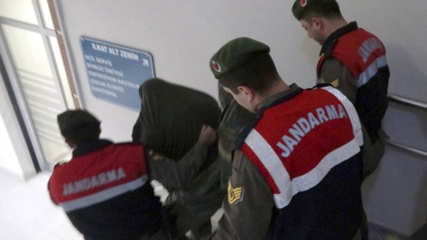 Türkische paramilitärische Polizisten begleiten die zwei unter Spionageverdacht festgenommenen griechischen Soldaten.