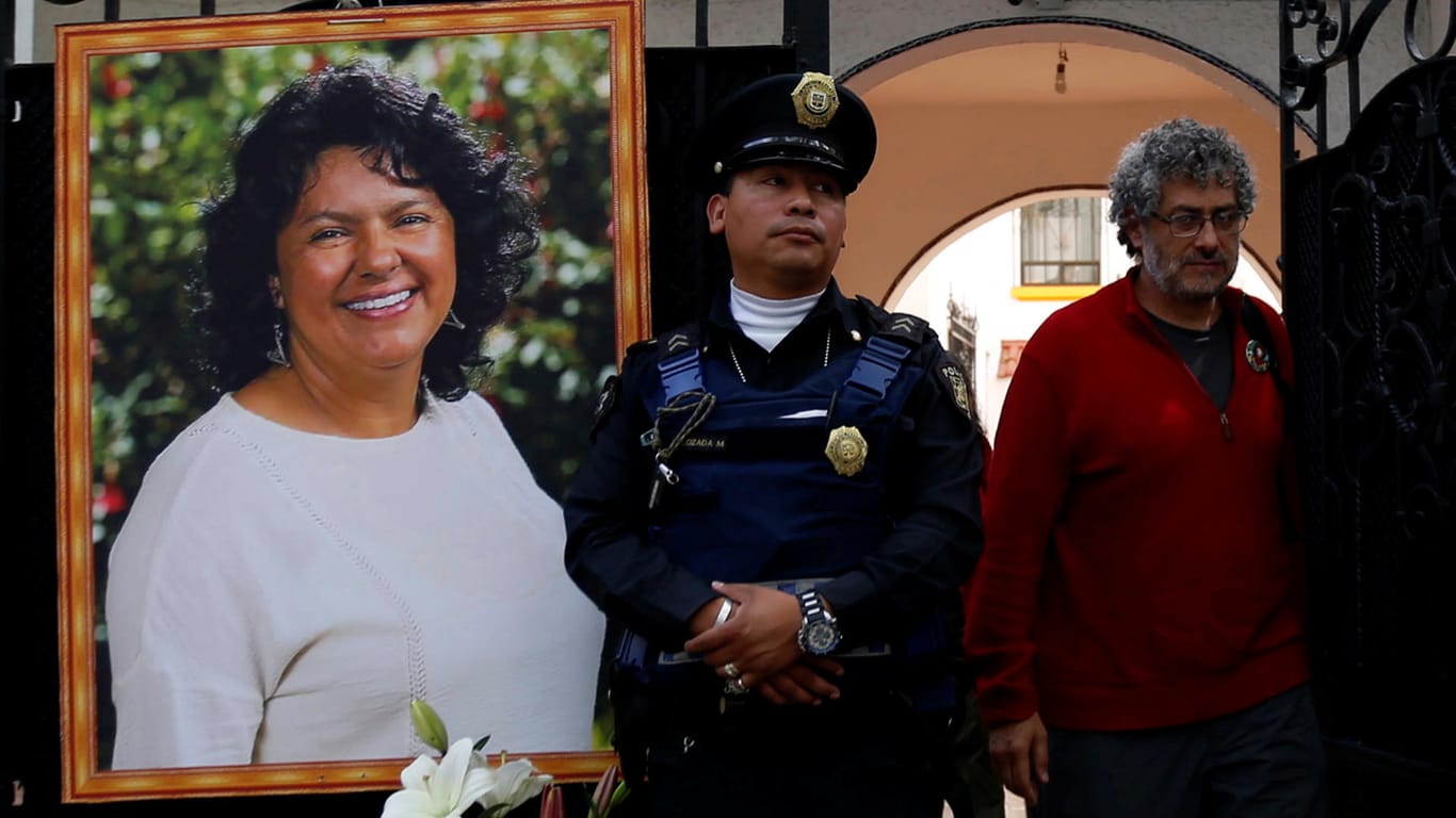 Ein Bild der ermordeten Aktivistin Berta Cáceres während einer Protestaktion in Mexiko: Seit dem Verbrechen verlangten Demonstranten immer wieder, die Hintermänner des Mordes aufzuklären.
