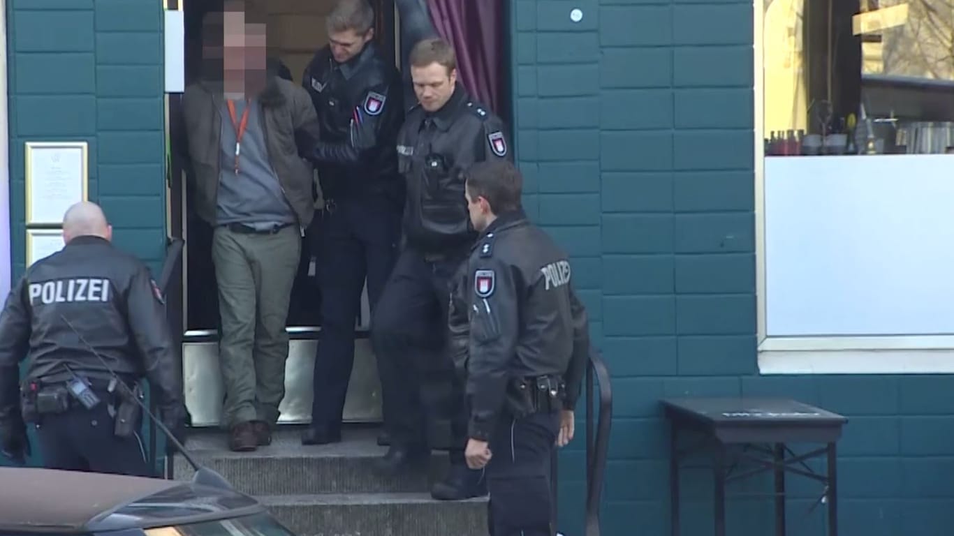 Die Festnahme in Hamburg: Gefährlich habe der bewaffnete Mann nicht gewirkt, berichtet ein Augenzeuge.
