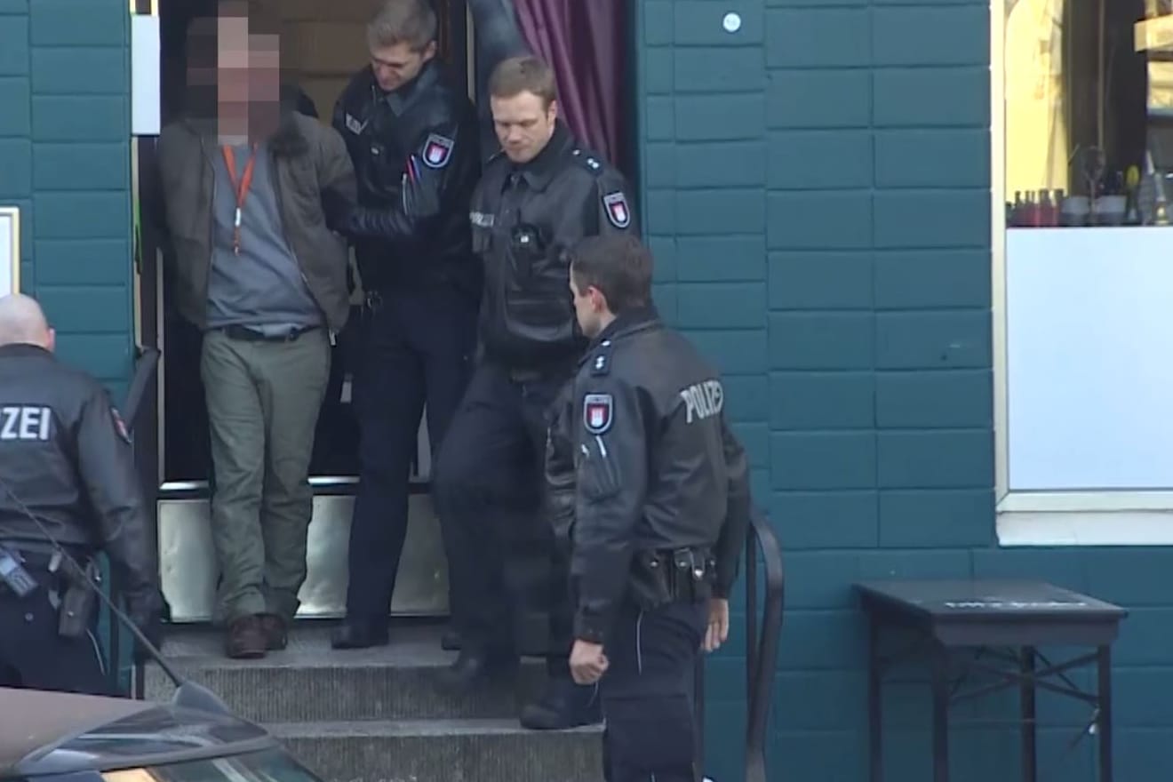 Die Festnahme in Hamburg: Gefährlich habe der bewaffnete Mann nicht gewirkt, berichtet ein Augenzeuge.