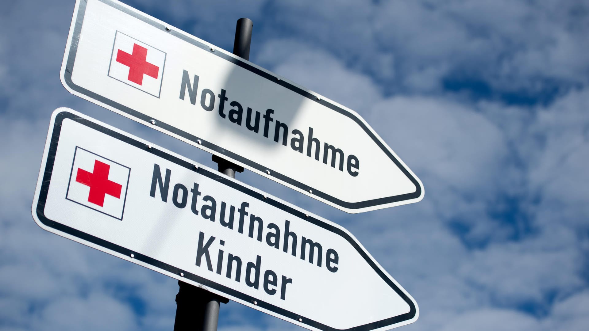 Weghinweis zum Krankenhaus: das 17-jährige Opfer wird die Messerattacke wohl überleben. Sie ist aber noch nicht vernehmumngsfähig. Weghinweis zum Krankenhaus: das 17-jährige Opfer wird die Messerattacke wohl überleben. Sie ist aber noch nicht vernehmumngsfähig.