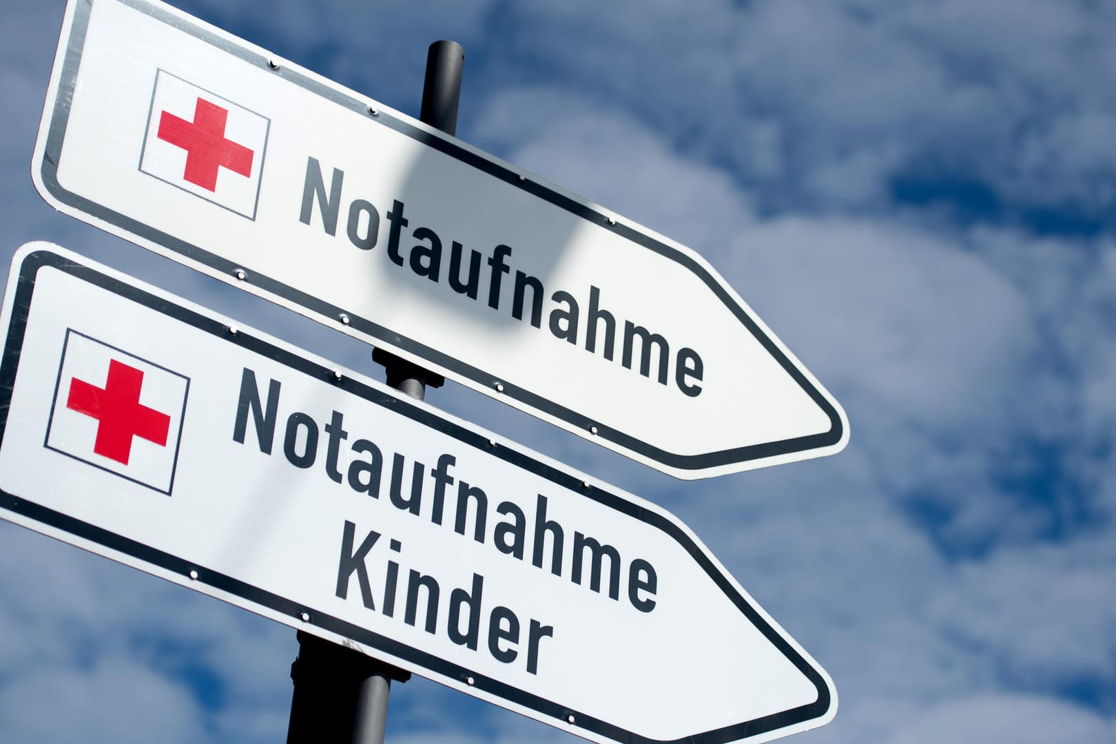Weghinweis zum Krankenhaus: das 17-jährige Opfer wird die Messerattacke wohl überleben. Sie ist aber noch nicht vernehmumngsfähig.