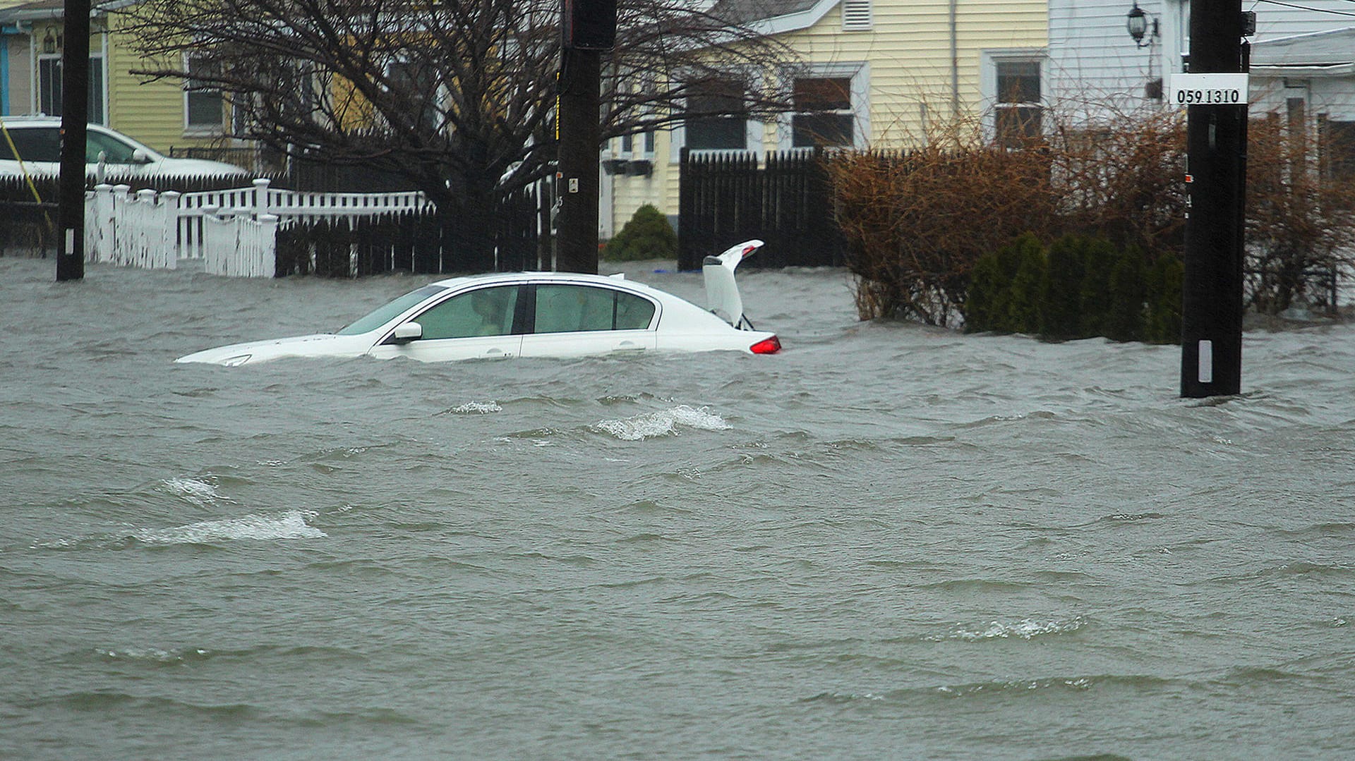 Ein Auto versinkt in den Wasserfluten: Mit Orkanböen und teils heftigen Niederschlägen hat der Sturm zu Überschwemmungen und erheblichen Beeinträchtigungen des Alltags im Osten der USA geführt. Ein Auto versinkt in den Wasserfluten: Mit Orkanböen und teils heftigen Niederschlägen hat der Sturm zu Überschwemmungen und erheblichen Beeinträchtigungen des Alltags im Osten der USA geführt.