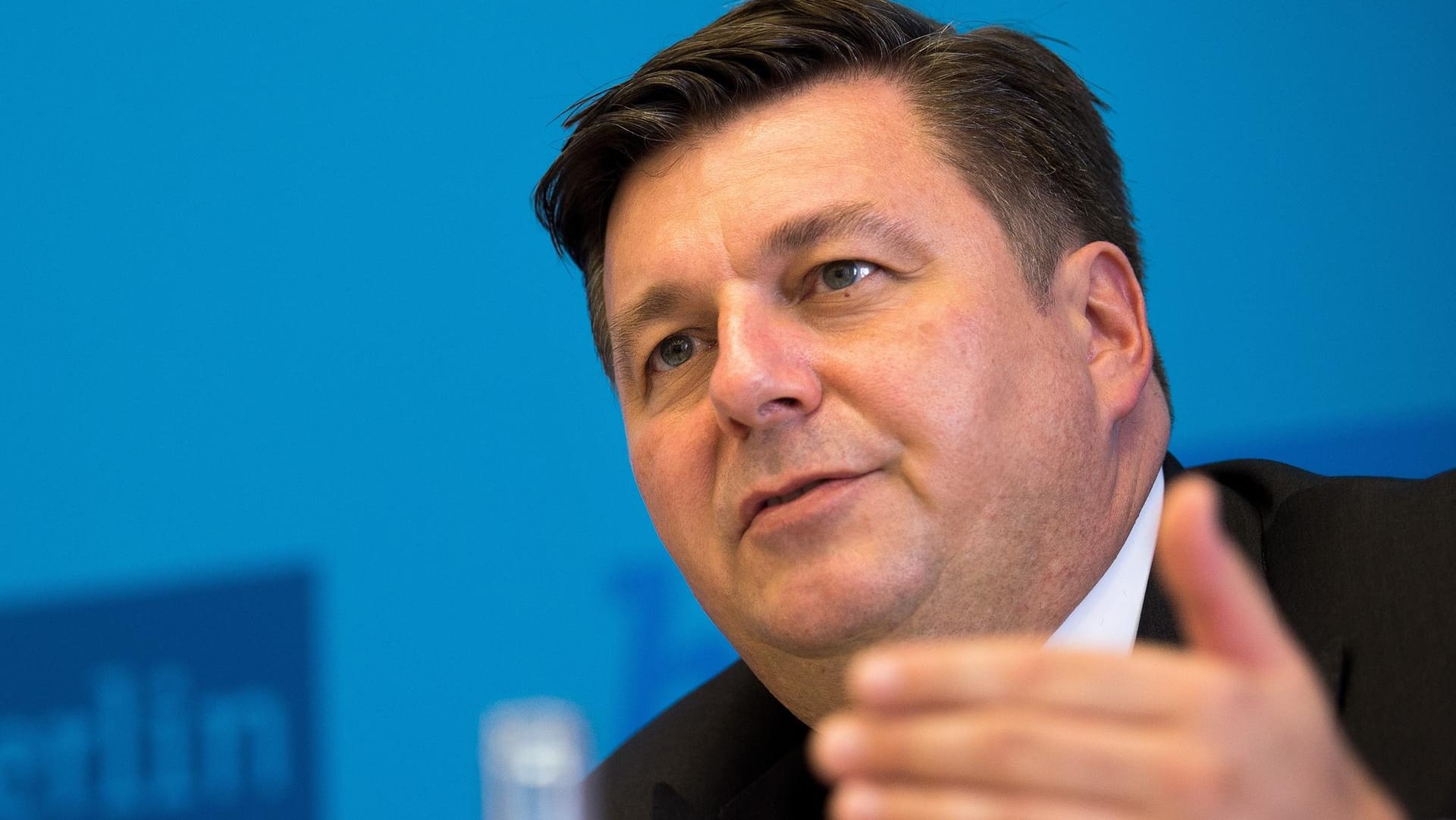 Berlins Innensenator Andreas Geisel: Er will die Justiz entlasten und Schwarzfahren zur Ordnungswidrigkeit mit Bußgeldern herabstufen. Berlins Innensenator Andreas Geisel: Er will die Justiz entlasten und Schwarzfahren zur Ordnungswidrigkeit mit Bußgeldern herabstufen.