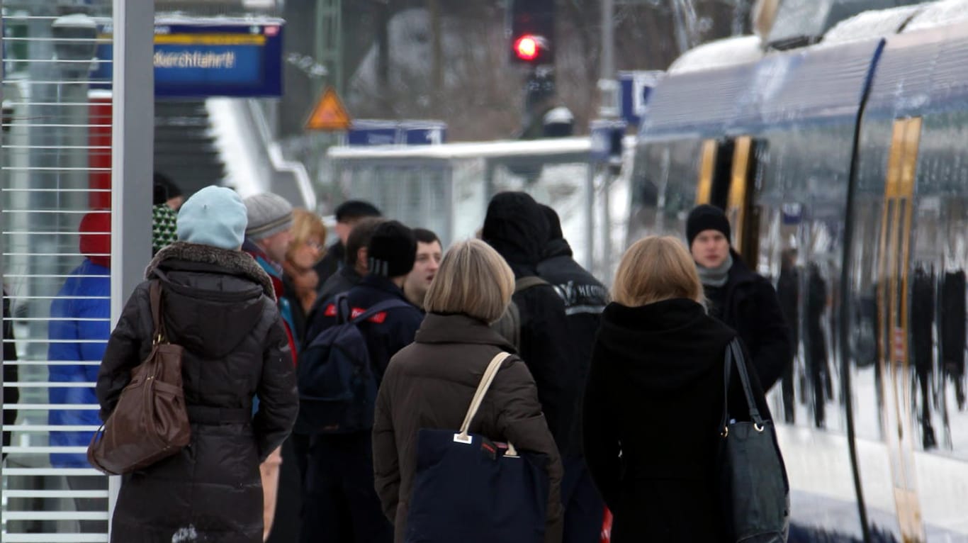 Fahrgäste warten an der Station München-Solln auf eine S-Bahn: In der bayerischen Landeshauptstadt kam es in der vergangenen Woche zu zahlreichen Zugausfällen.