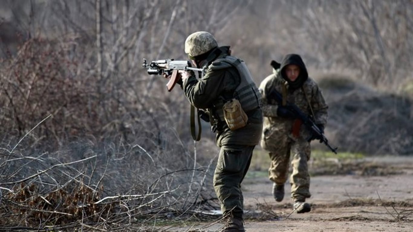 Soldaten der ukrainischen Arme in der Nähe von Nowoluhanske an der Frontlinie.