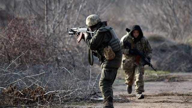 Soldaten der ukrainischen Arme in der Nähe von Nowoluhanske an der Frontlinie. Soldaten der ukrainischen Arme in der Nähe von Nowoluhanske an der Frontlinie.