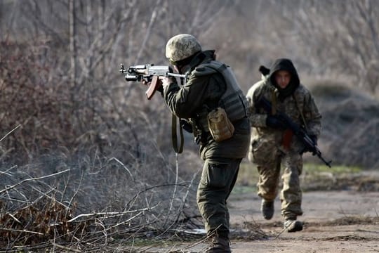 Soldaten der ukrainischen Arme in der Nähe von Nowoluhanske an der Frontlinie.