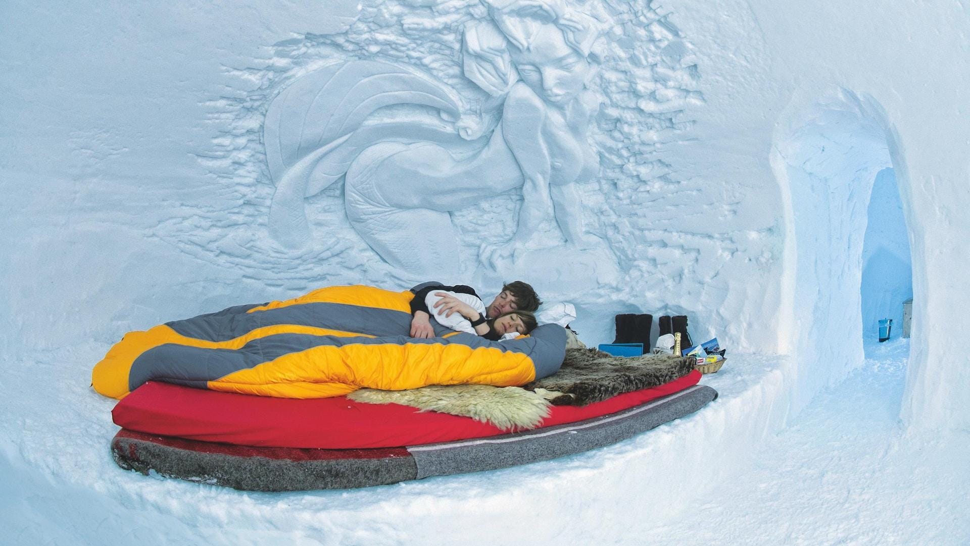 Kuscheln unter Eiskunst – möglich im Igludorf an der Zugspitze.