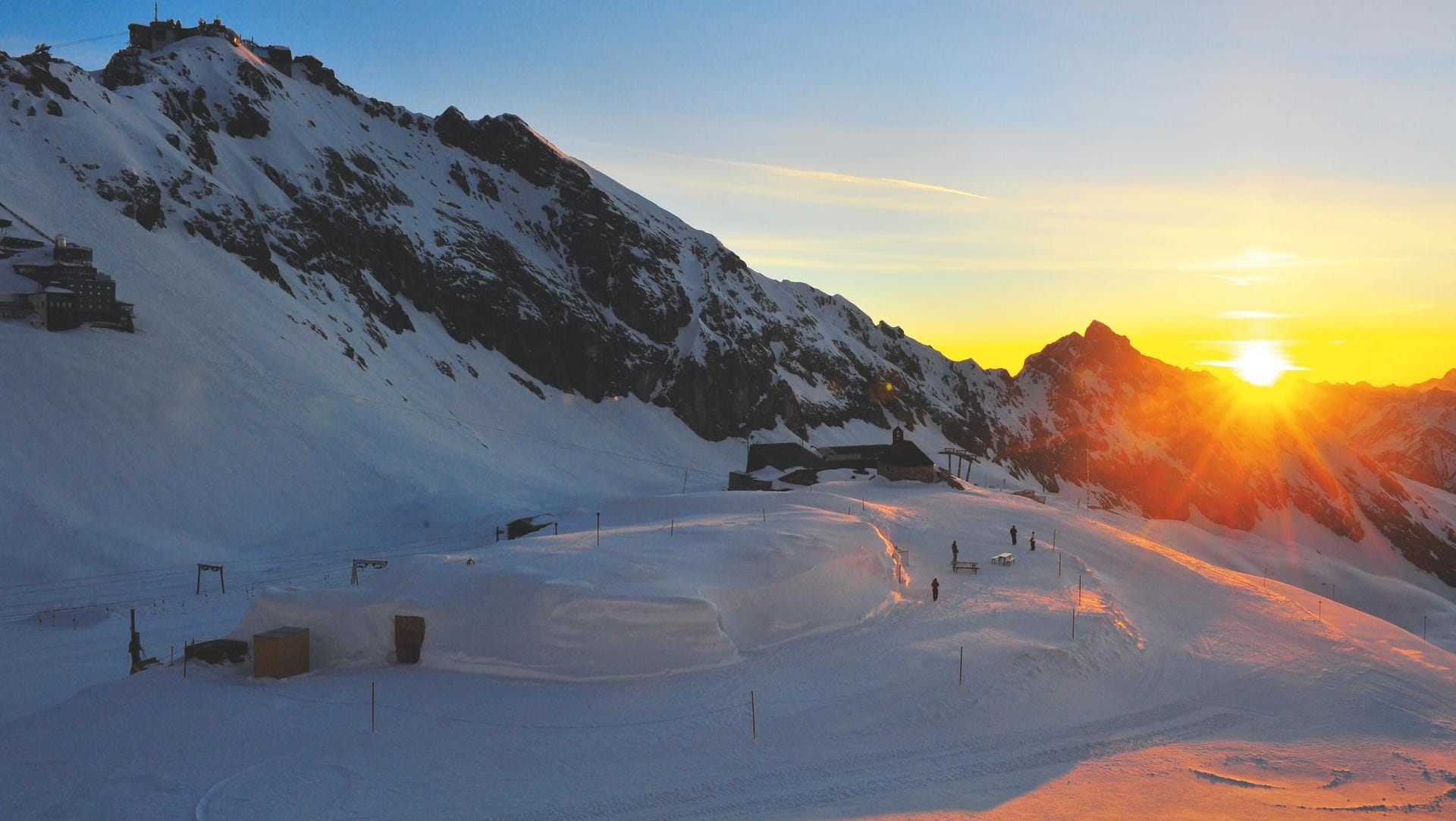 Das Igludorf an der Zugspitze während des Sonnenuntergangs.