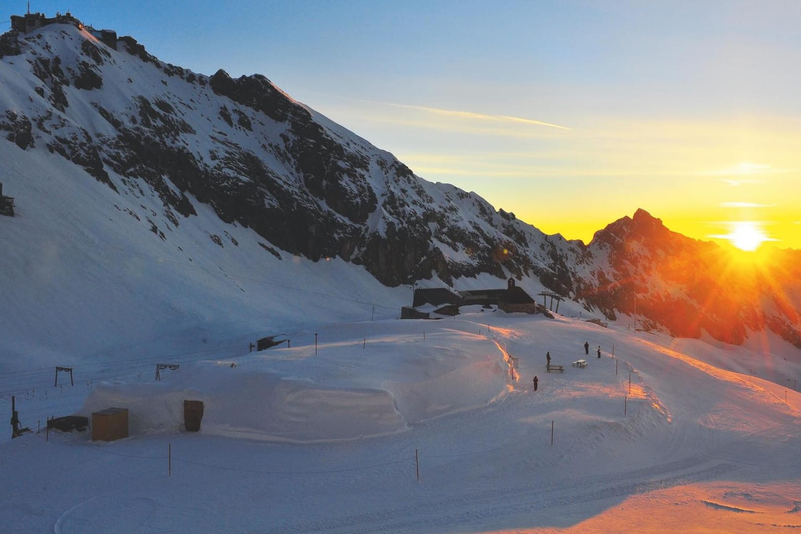 Das Igludorf an der Zugspitze während des Sonnenuntergangs.