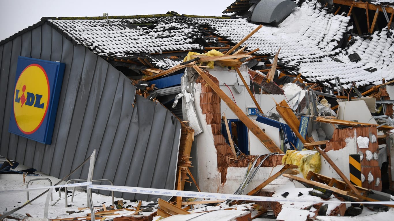 Der zetrümmerte Supermarkt in Dublin: die Schäden stammen nicht vom Schneesturm, sondern von Plünderern.