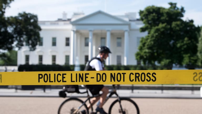 Das Weiße Haus in Washington: Ein Mann soll vor dem Amtssitz von Donald Trump auf sich selber geschossen haben.