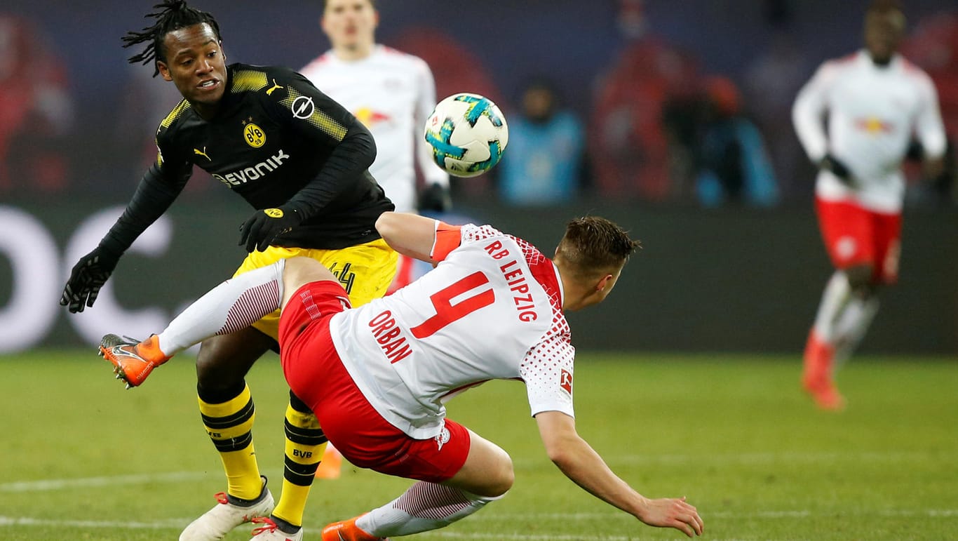 Schenken sich nichts: Dortmunds Michy Batshuayi (l.) und Leipzigs Willi Orban kämpfen um den Ball.