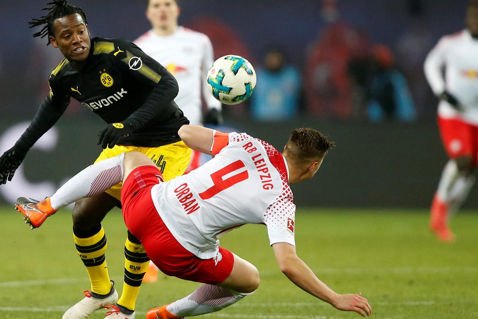 Schenken sich nichts: Dortmunds Michy Batshuayi (l.) und Leipzigs Willi Orban kämpfen um den Ball.